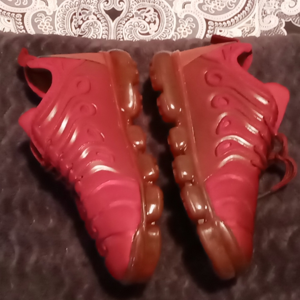 Marroon, burgundy, type red lightweight sneakers, never worn. Fit like an 8